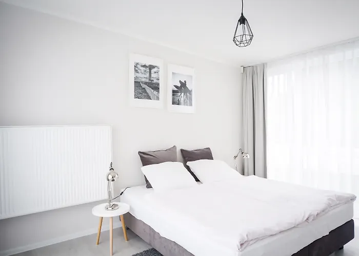 Отель Pomaranczowa Plaza