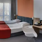 מלון Pomaranczowa Plaza 3*
