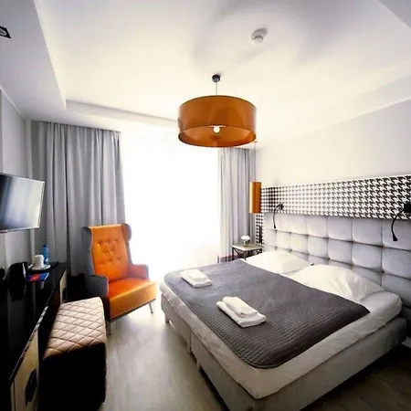 Отель Pomaranczowa Plaza 3*