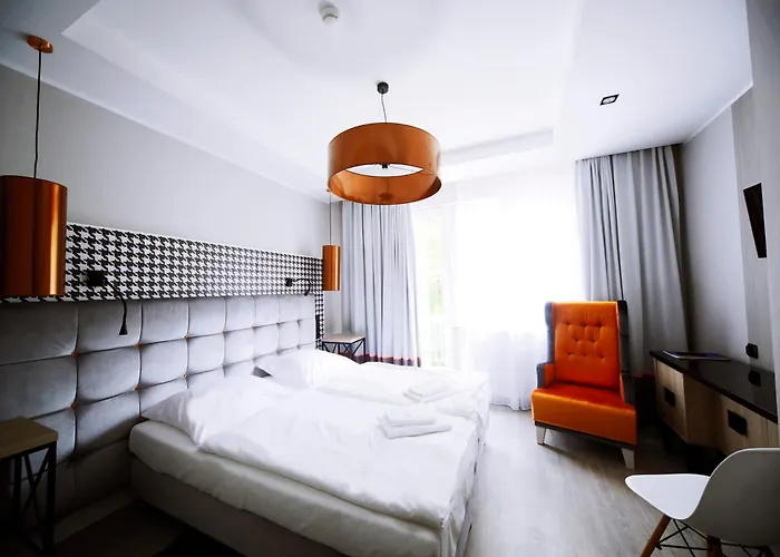 Pomaranczowa Plaza Hotel