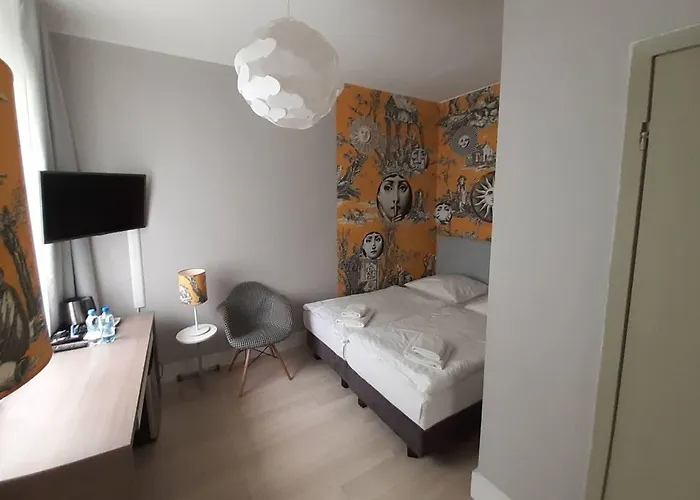 Pomaranczowa Plaza Hotel