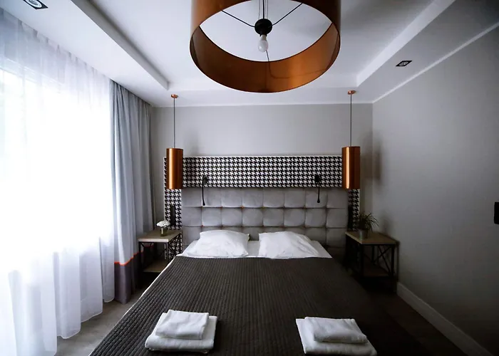 Pomaranczowa Plaza Hotel