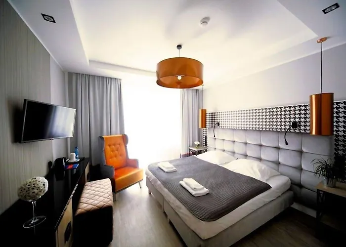 Pomaranczowa Plaza Hotel 3*